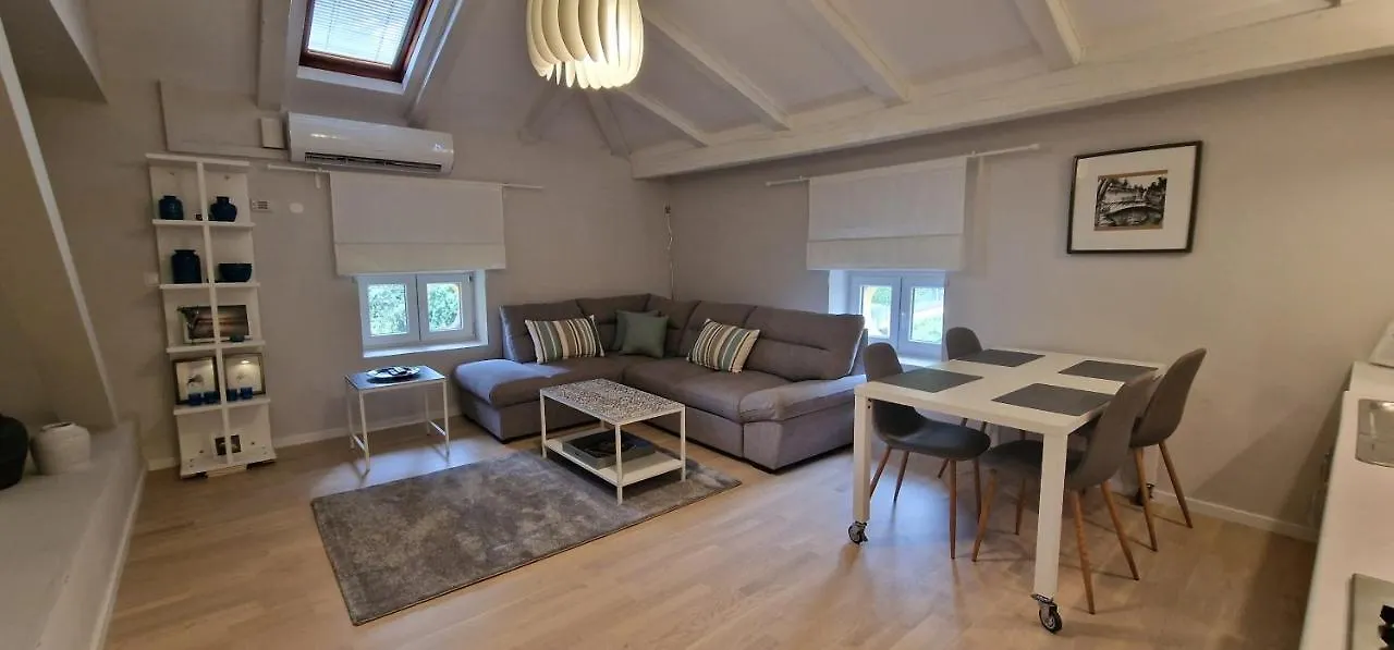 Navigare Apartment 오파티아